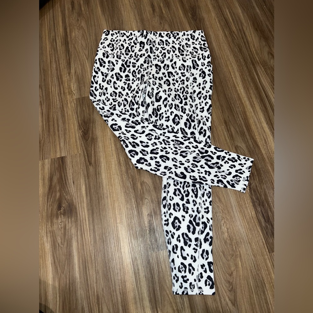 Fabletics Oasis Legging in Leopard